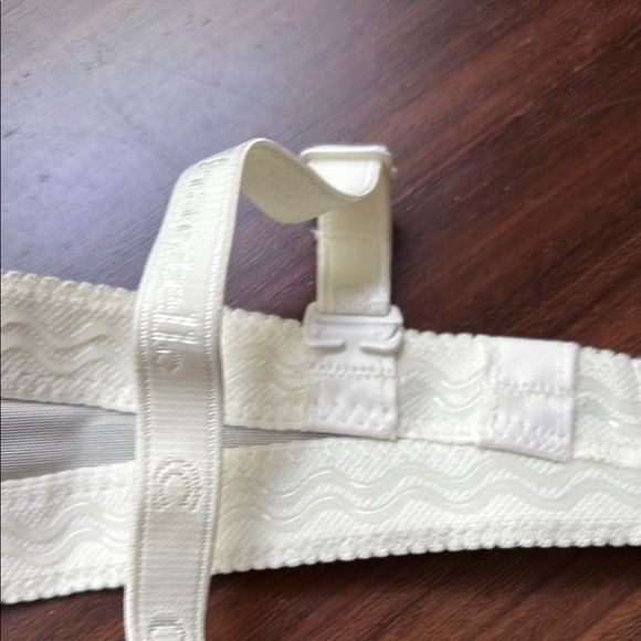 Chantelle Cream Lace Bra - Picture 9 of 12